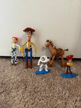 5 Toy Story figurines- like new